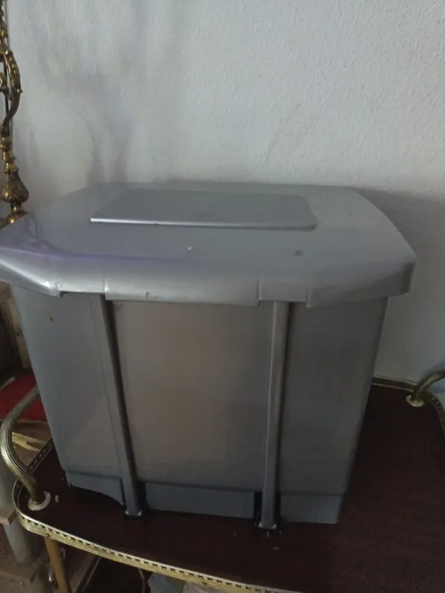 Cubo de basura gris con pedal
