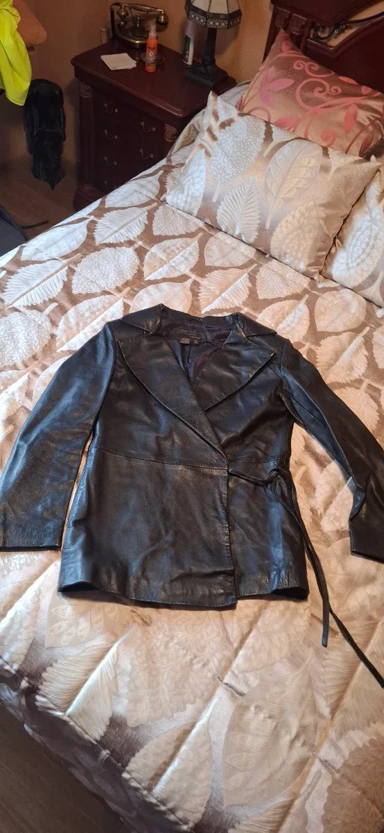 Chaqueta de cuero negra cruza