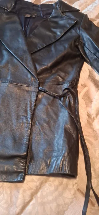 Chaqueta de cuero negra cruza