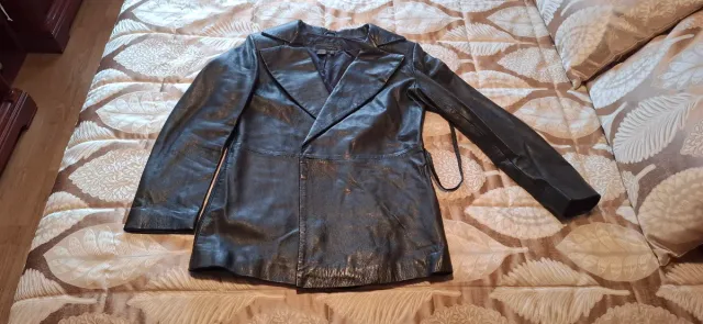 Chaqueta de cuero negra cruza
