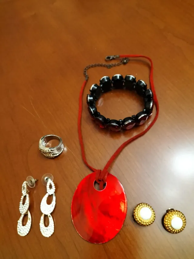 Juego de bisutería: collar, pulsera y pendientes