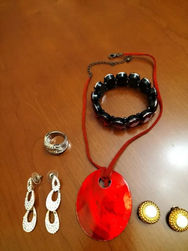 Juego de bisutería: collar, pulsera y pendientes
