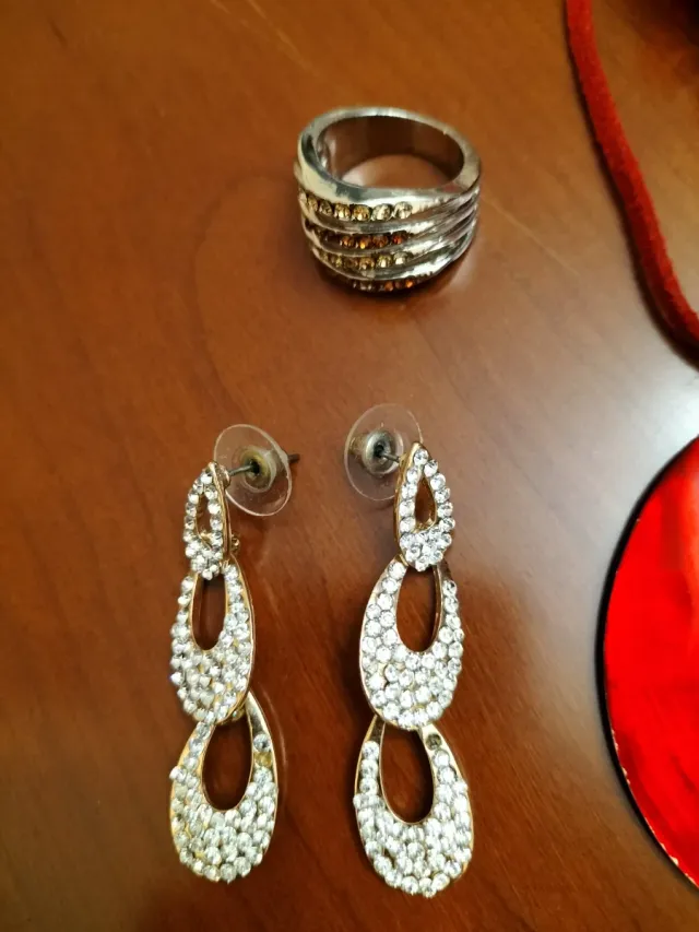 Juego de bisutería: collar, pulsera y pendientes