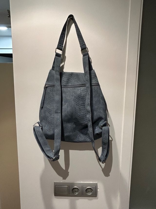 Mochila azul claro con estampado de serpiente