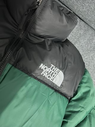 Chaqueta The North Face verde y negra