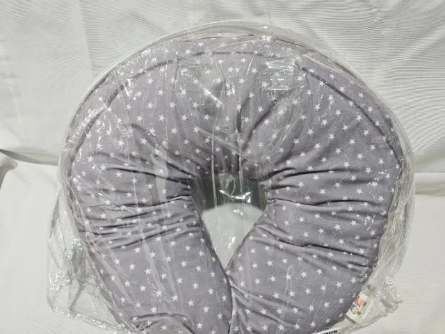 Cojín de lactancia gris con estrellas