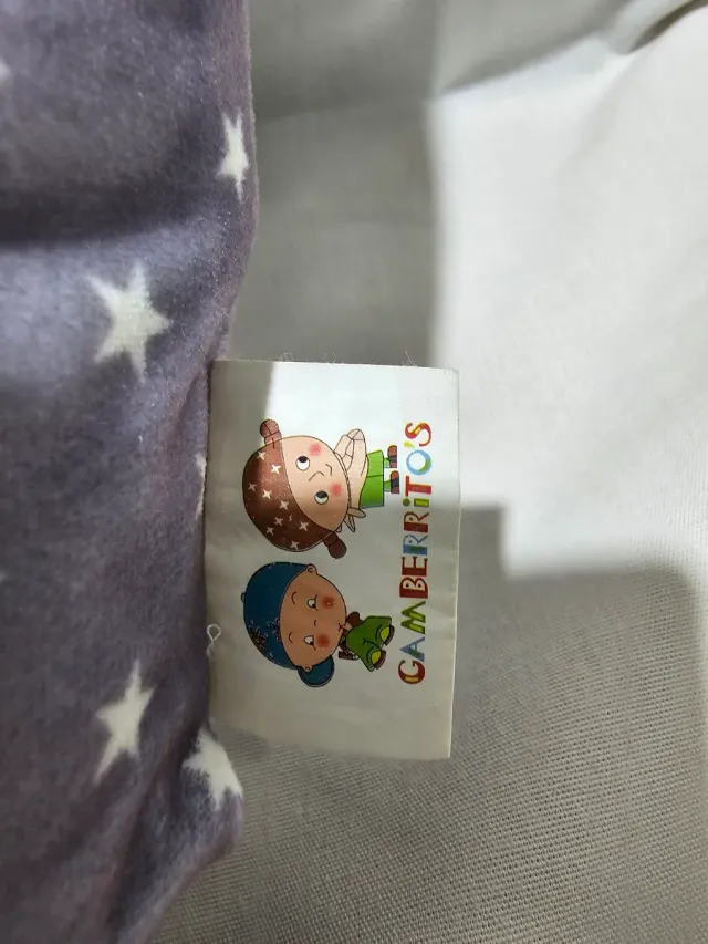 Cojín de lactancia gris con estrellas