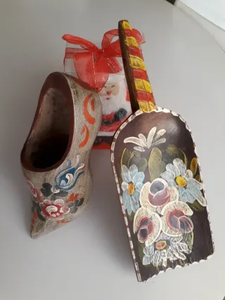 Paletta e zoccolo in legno decorati