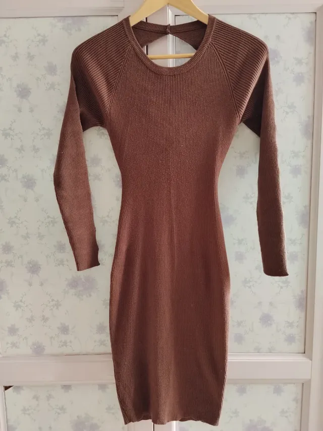 Vestido marrón de punto manga larga