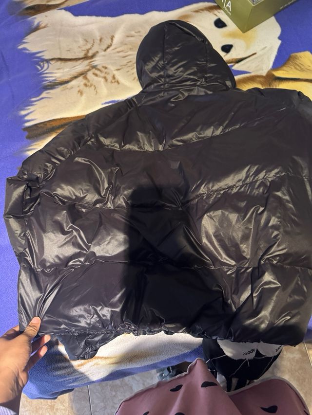 Chaqueta negra con capucha