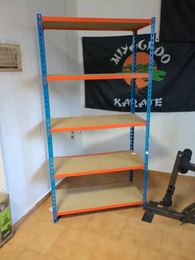 Estantería industrial metálica y madera