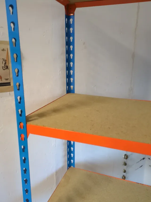 Estantería industrial metálica y madera