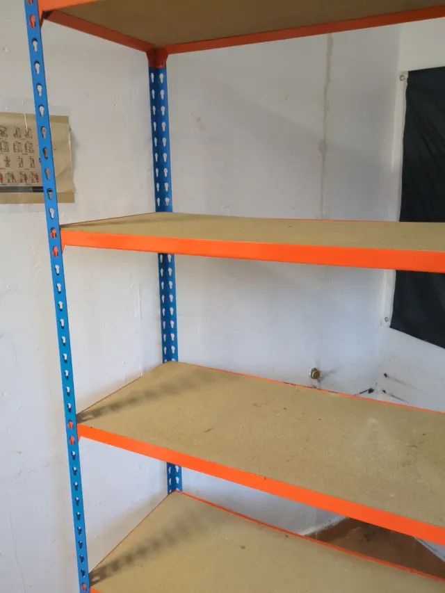 Estantería industrial metálica y madera