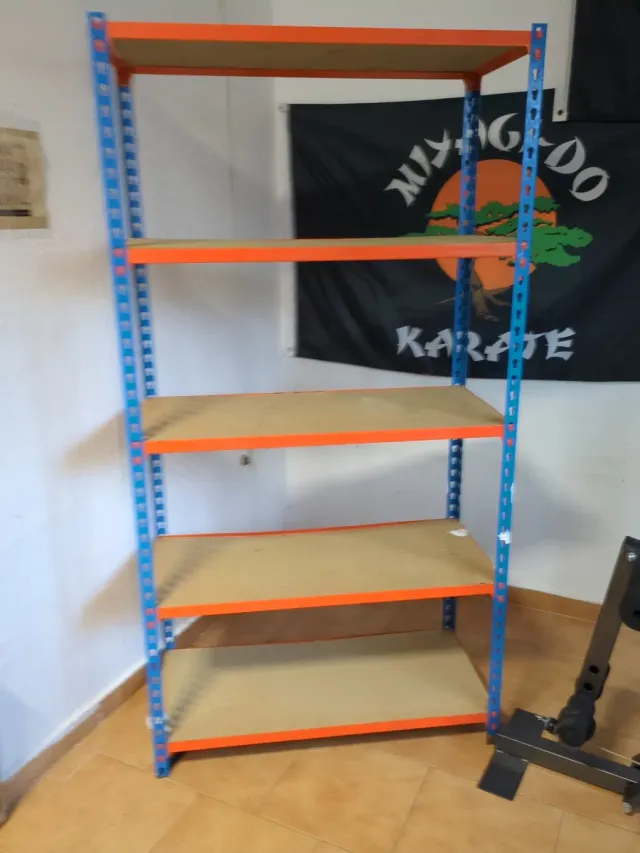 Estantería industrial metálica y madera