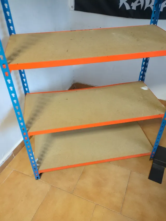 Estantería industrial metálica y madera