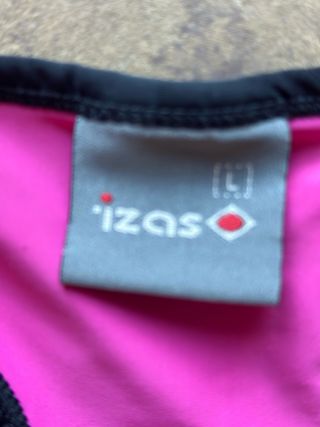 Camiseta Izas Gym Rosa y Negra