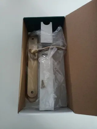 Manilla de puerta dorada