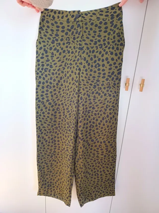 Pantalón Zara kaki estampado animal print