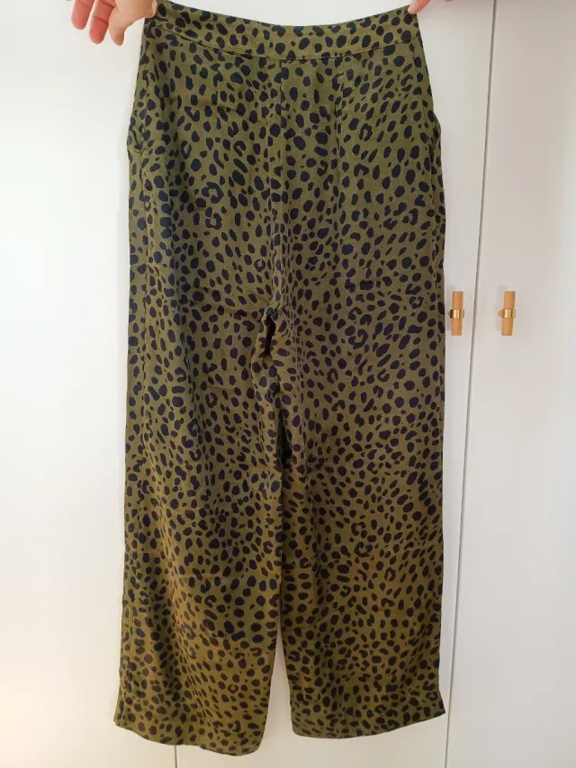 Pantalón Zara kaki estampado animal print