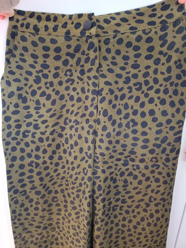 Pantalón Zara kaki estampado animal print