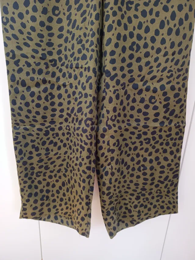 Pantalón Zara kaki estampado animal print