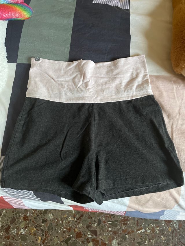 Shorts deportivos mujer gris y rosa