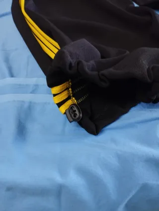 Pantaloni donna over neri con righe gialle