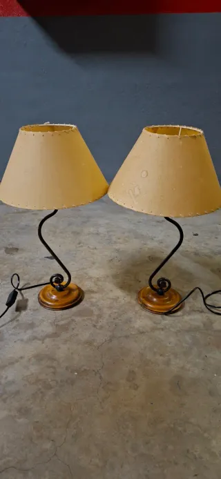 Lámparas de forja con pantalla de pergamino