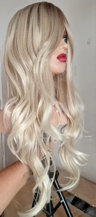 Peluca rubia platino rubia claro con flequillo abi