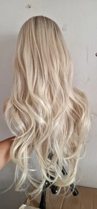 Peluca rubia platino rubia claro con flequillo abi