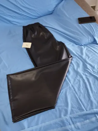 Pantaloni ecopelle vita alta gamba larga