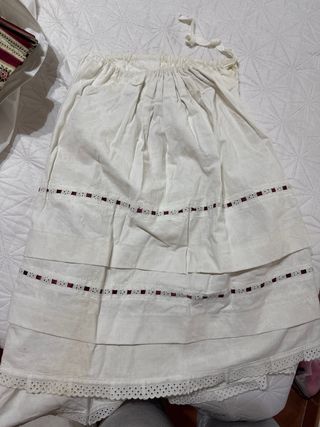 Traje huertana beige y rojo