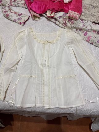 Traje huertana beige y rojo