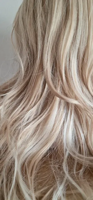 Peluca corta ondulada rubia con mechas de rubios