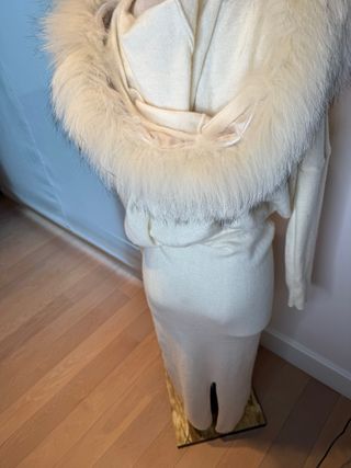 Vestido con capucha y pelo Casilda y Jimena