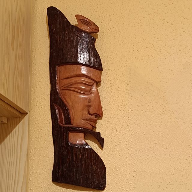 Máscara de madera artesanal