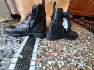 Stivali Zara neri con fibbie