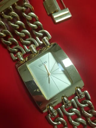 Reloj Guess Dorado