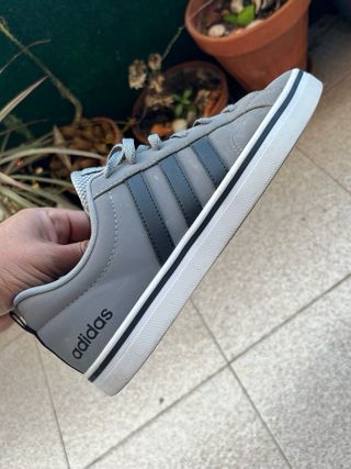 Zapatillas Adidas Grises y Negras