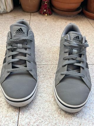 Zapatillas Adidas Grises y Negras