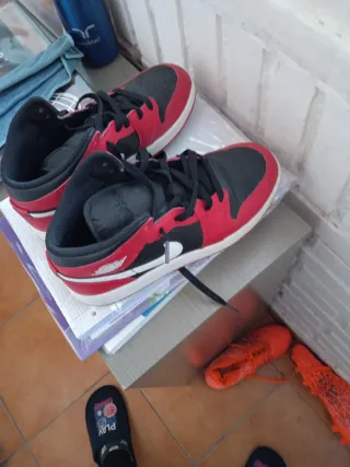 Zapatillas Jordan Rojas y Negras