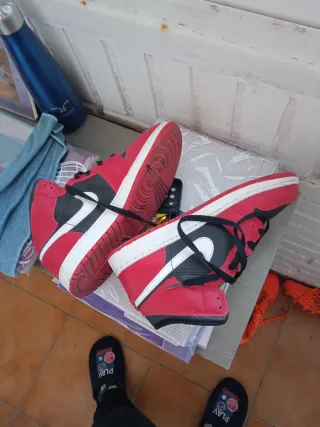 Zapatillas Jordan Rojas y Negras