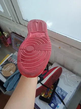 Zapatillas Jordan Rojas y Negras