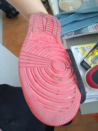 Zapatillas Jordan Rojas y Negras