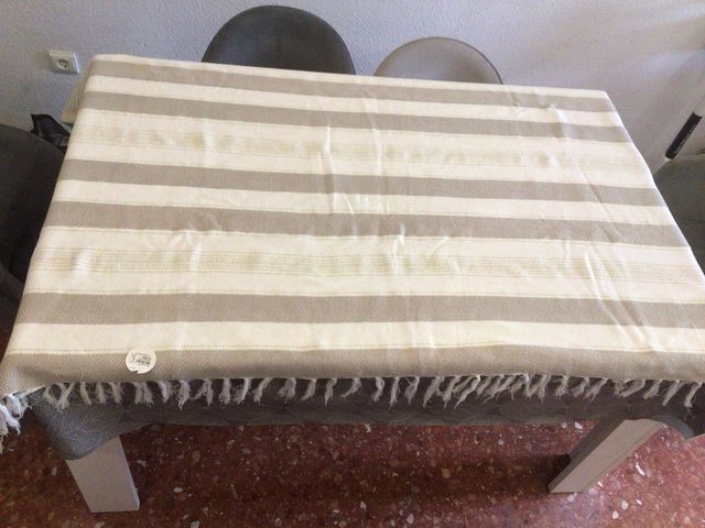 Colcha beige y blanca con flecos 180+240