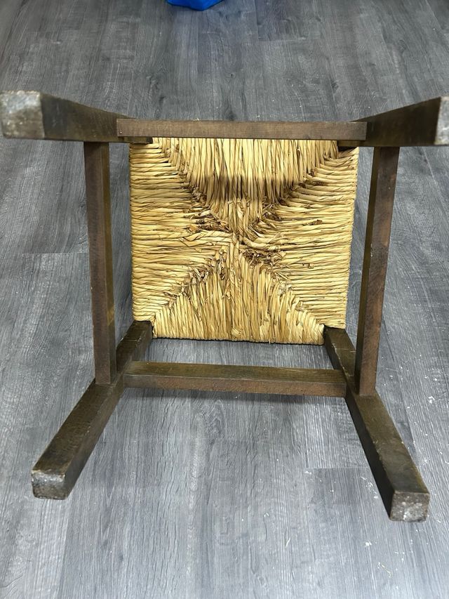 Silla rústica de madera y yute