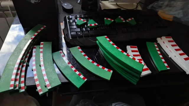 Piani Scalextric verdi e bianchi