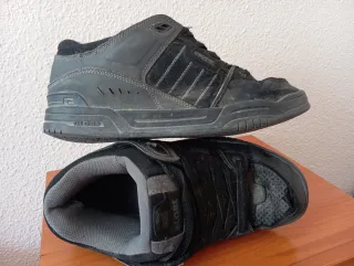 Zapatillas Globe Negras y Grises