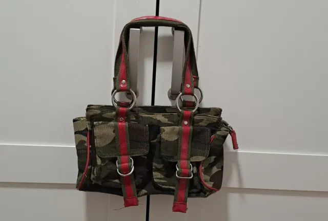 Bolso camuflaje verde y rojo