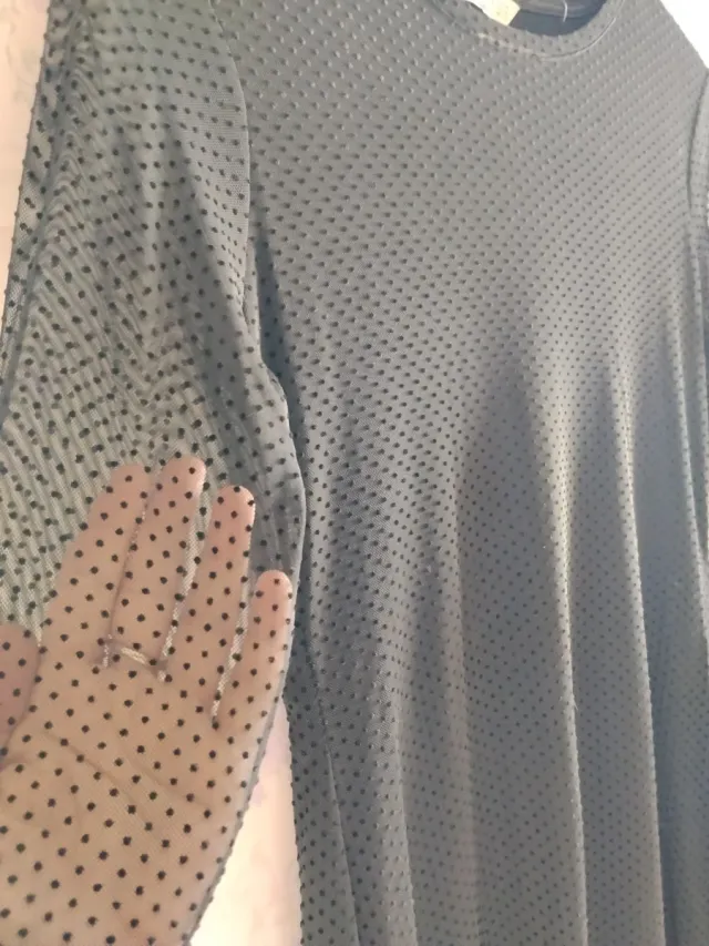 Vestido negro con lunares negros